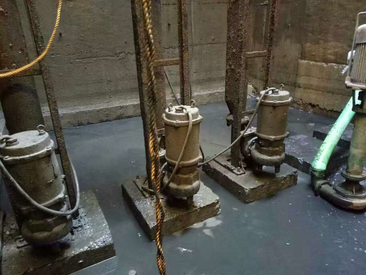 西华污水池清理