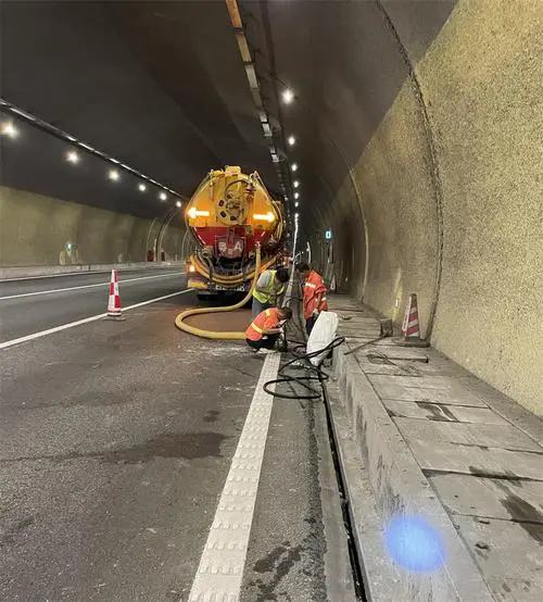 西华隧道排水渠清淤